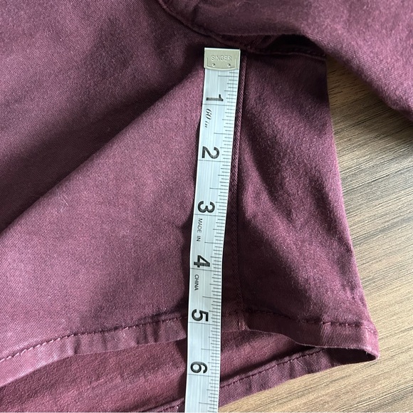 American Eagle Women’s Midi AEO Twill Super Stretch Maroon Shorts Size 2 - Picture 8 of 13